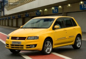 Foto frontal do Fiat Stilo Sporting 1.8 (2007-2011), exibindo toda a dianteira e a lateral do motorista.