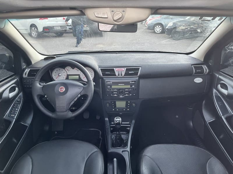 Foto interna do Fiat Stilo Sporting 1.8 (2007-2011) exibindo o painel de instrumentos, volante multifuncional, parte do console central e dos bancos.
