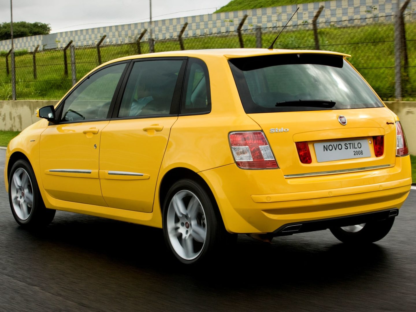 Foto exibindo a traseira e a lateral do Fiat Stilo Sporting 1.8 (2007-2011).