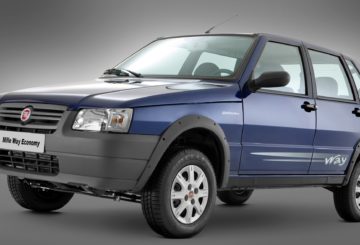 Foto frontal do Fiat Uno Mille Way Economy 2011, exibindo a dianteira e a lateral do motorista.