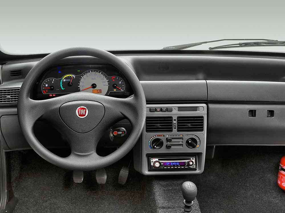 Foto interna do Fiat Uno Mille Way Economy 2011, exibindo o painel de instrumentos, volante e parte do painel.