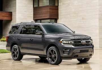 Foto frontal do Ford Expedition 2023, exibindo a dianteira e a lateral do passageiro.