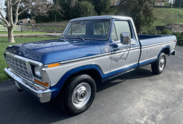 Foto frontal da Ford F-350 Ranger XLT 1979, exibindo a dianteira e a lateral do motorista.