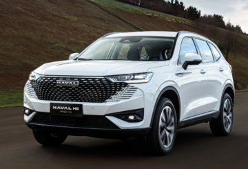 Foto frontal do Haval H6 PHEV 2025, exibindo a dianteira e a lateral do motorista.