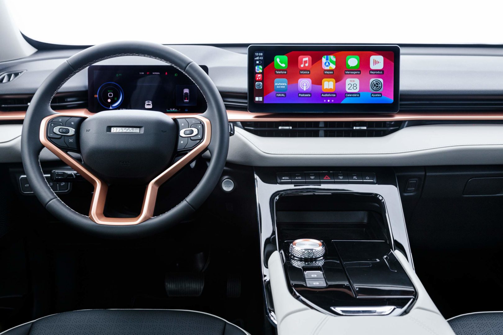 Foto interna do Haval H6 PHEV 2025, exibindo o painel de instrumentos digital, volante multifuncional, central multimídia e parte dos bancos.