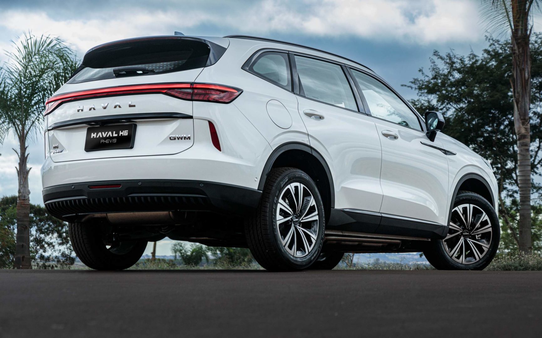 Foto traseira do Haval H6 PHEV 2025, exibindo o porta-malas e a lateral do passageiro.
