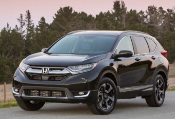 Foto frontal do Honda CR-V EX-L 2018, exibindo a dianteira e a lateral do motorista.