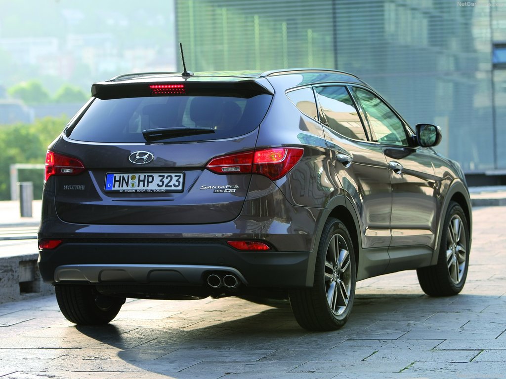 Foto traseira do Hyundai Santa Fe G3, exibindo o porta-malas e a lateral do passageiro.