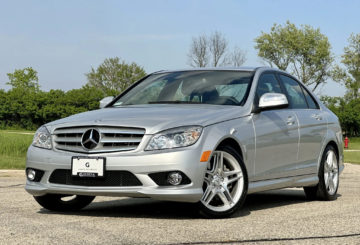 Foto frontal do Mercedes-Benz C-350 Sport 3.5 V6 2009, exibindo a dianteira e a lateral do motorista.