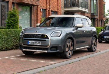 Foto frontal do MINI Countryman SE All4 Top 2025, exibindo a dianteira e a lateral do motorista.