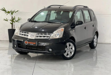 Foto frontal do Nissan Livina 1.6 16V, exibindo também a lateral do motorista.