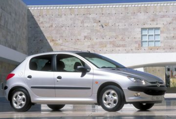 Foto frontal do Peugeot 206 Soleil 1.0 2003, exibindo a dianteira e a lateral do passageiro.
