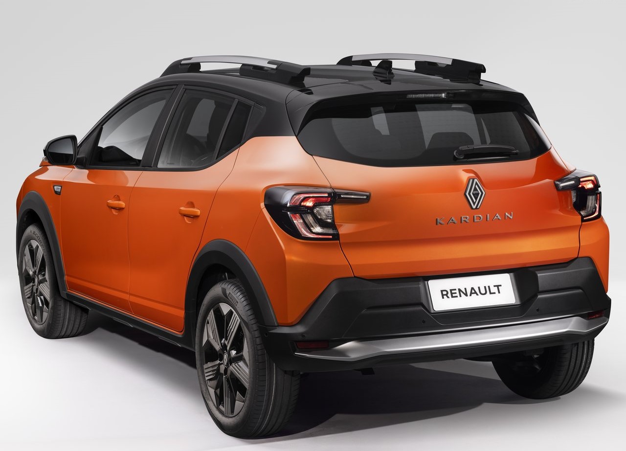 Foto traseira do Renault Kardian Techno 2024, exibindo o porta-malas e a lateral do motorista.