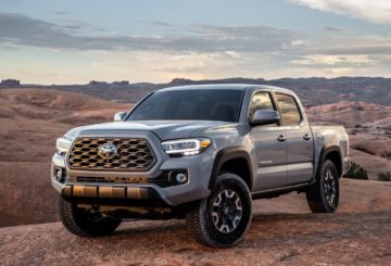 Foto frontal da Toyota Tacoma SR5 2020, exibindo toda a dianteira e a lateral do motorista.