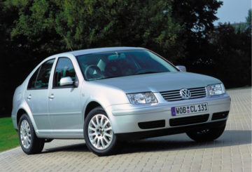 Foto frontal do Volkswagen Bora (2001-2011), exibindo toda a dianteira e a lateral do passageiro.