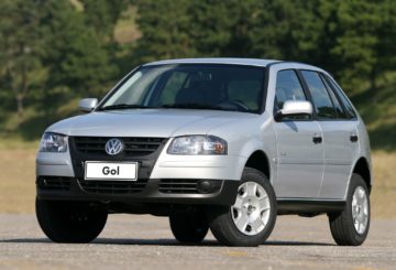 Foto frontal do Volkswagen Gol Power 1.6 Flex (2003 - 2009), exibindo toda a dianteira e a lateral do motorista.