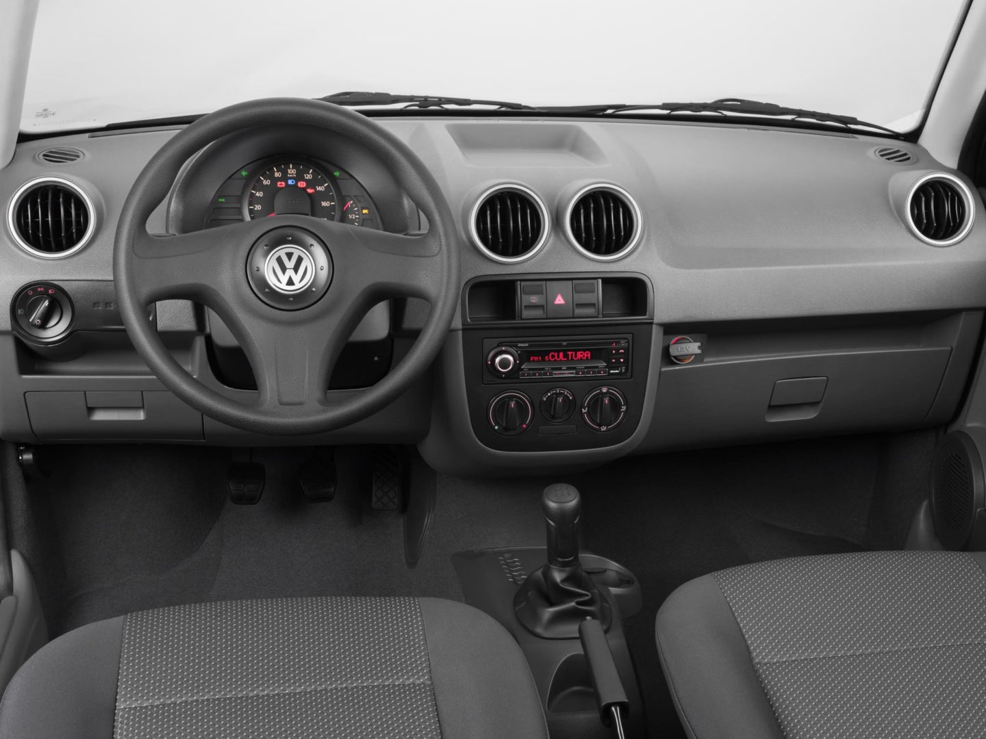 Foto interna do Volkswagen Gol Power 1.6 Flex (2003 - 2009), exibindo o painel de instrumentos, volante, sistema de rádio e parte dos bancos.