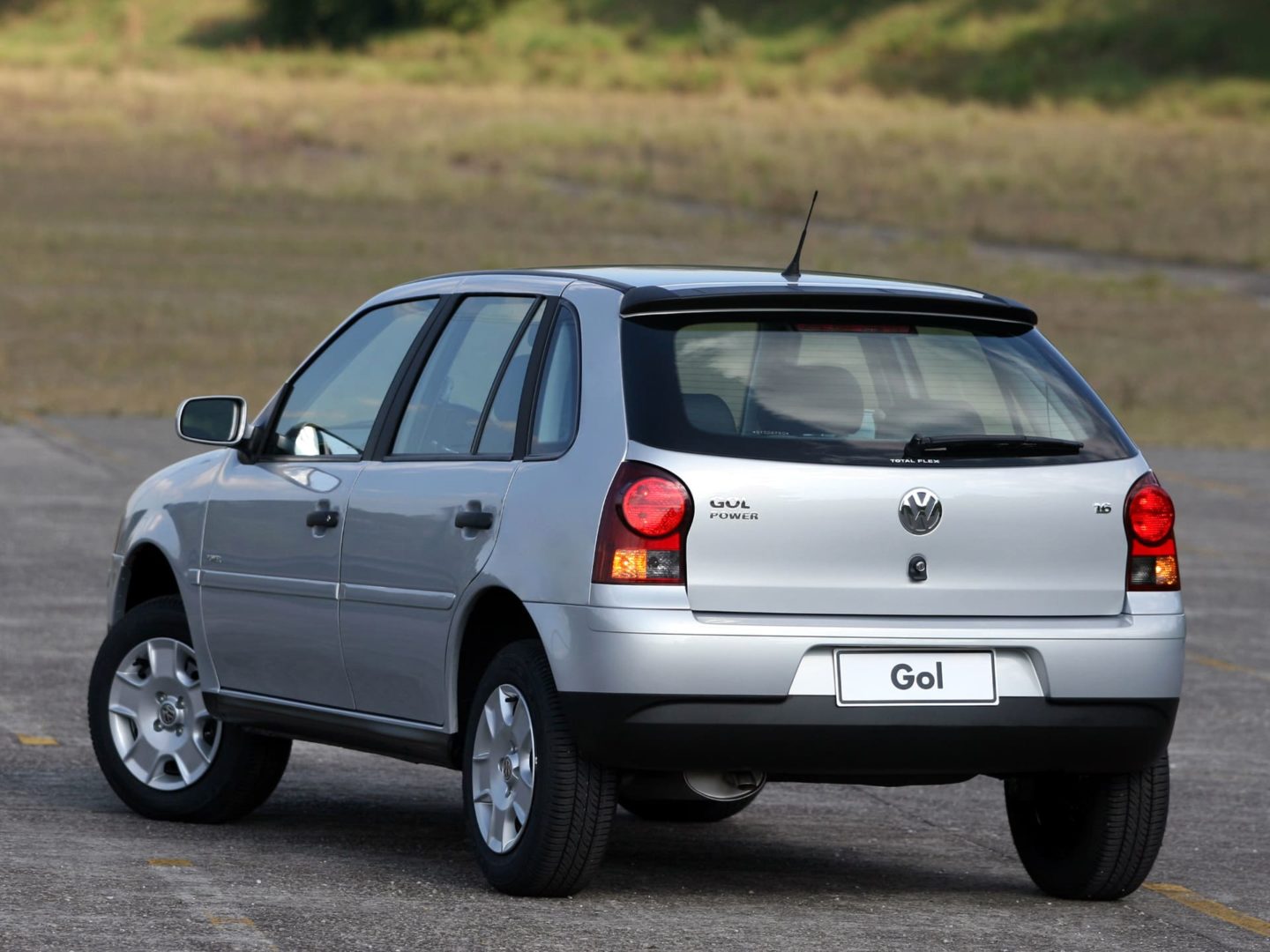 Foto traseira do Volkswagen Gol Power 1.6 Flex, exibindo o porta-malas e a lateral do motorista.