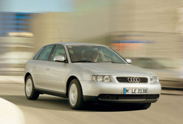 Foto frontal do Audi A3 de primeira geração.