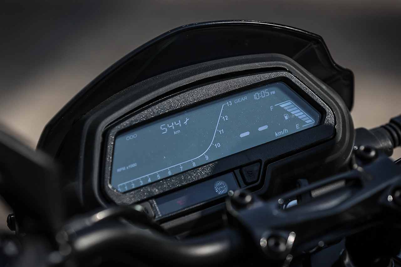 Foto do painel de instrumentos digital da Bajaj Dominar 250 2024.