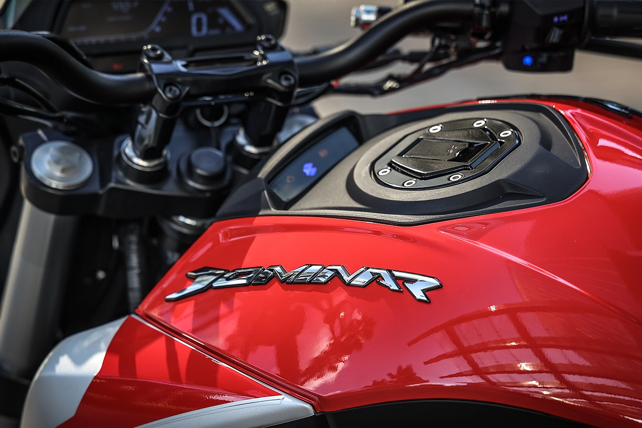 Foto de parte do tanque de combustível da Bajaj Dominar 250 2024;