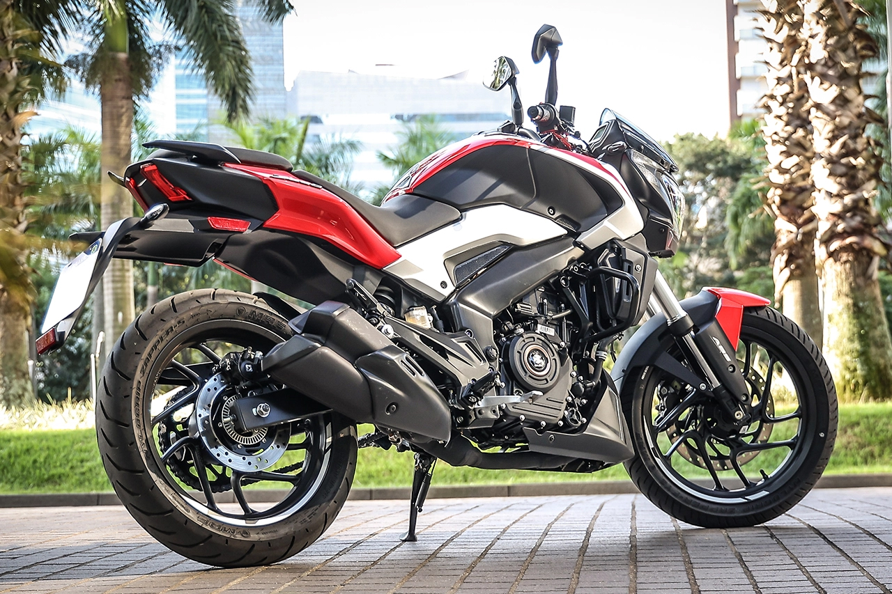 Foto exibindo parte da traseira e da lateral da Bajaj Dominar 250 2024.