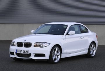 Foto frontal do BMW 135i Coupe.