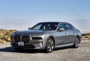 Foto frontal do BMW i7 xDrive60 2025.
