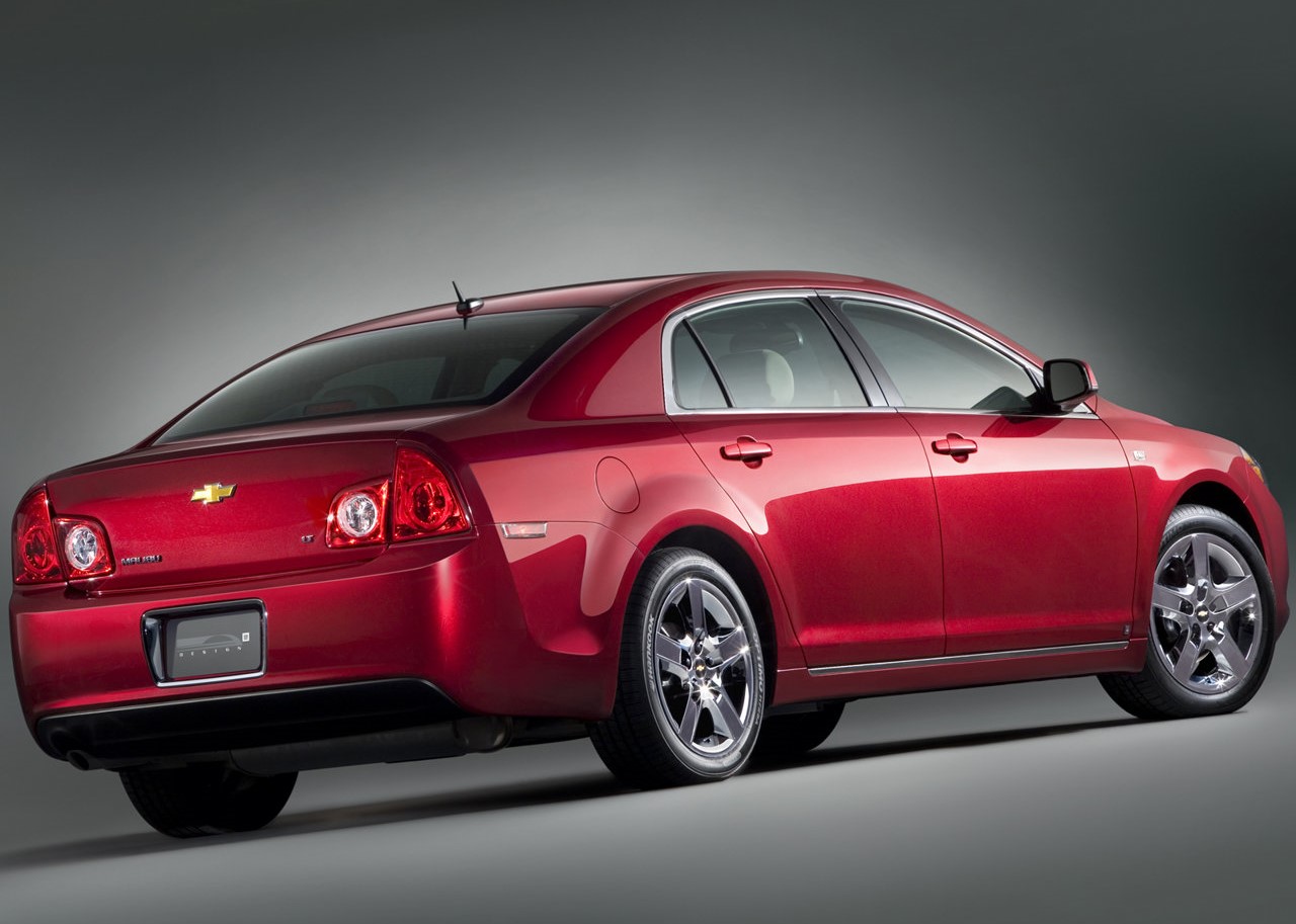 Foto exibindo a traseira e a lateral do Chevrolet Malibu LTZ 2.4.