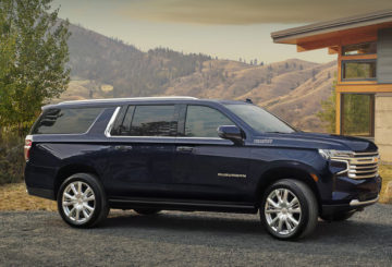 Foto lateral do Chevrolet Suburban High Country 2024.