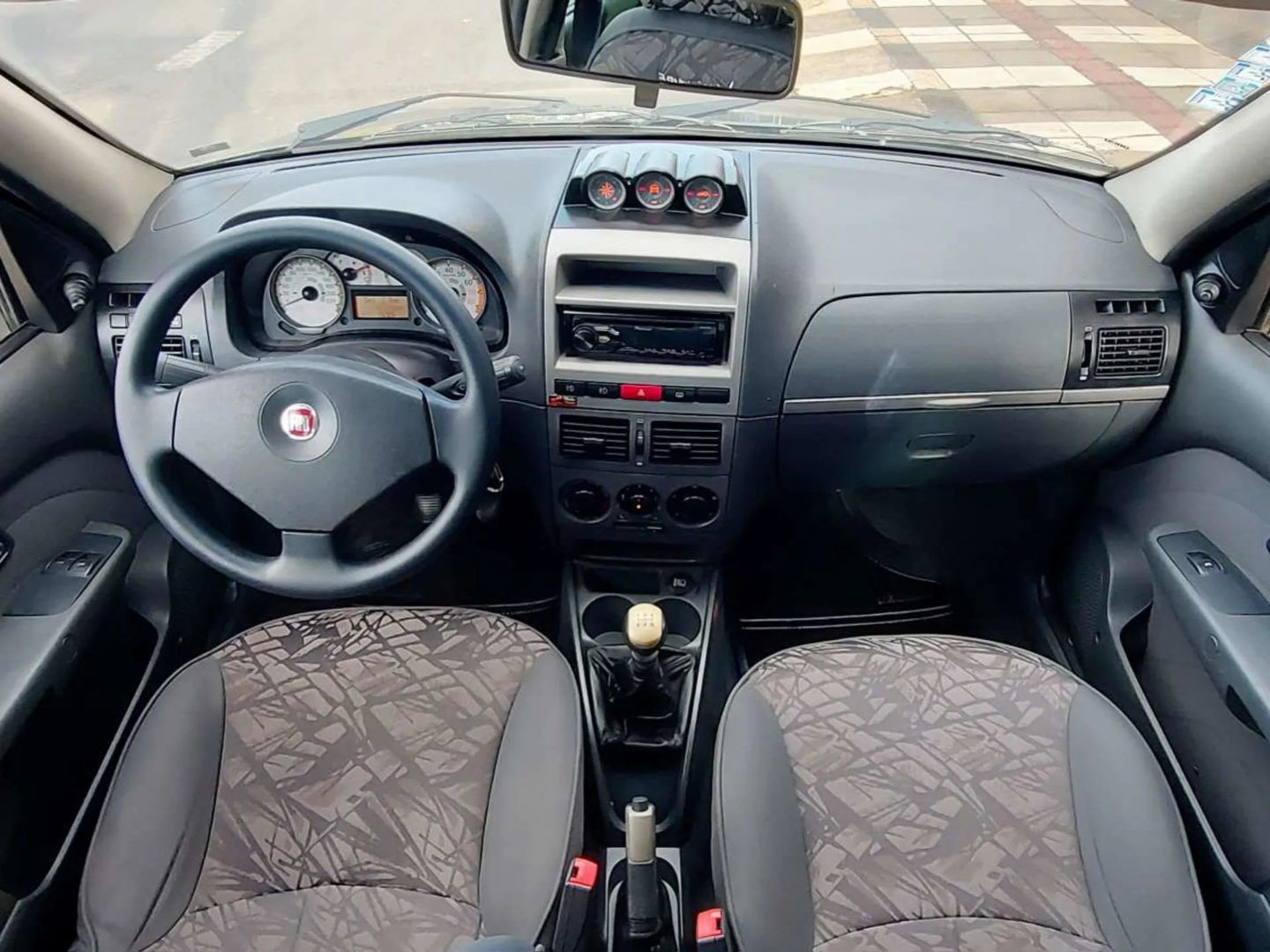 Foto interna do Fiat Palio Weekend Adventure Locker 2010, exibindo o ...