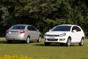Foto do Jac J3 e J3 Tourin (2011-2015), exibindo a frente e a traseira de cada modelo.