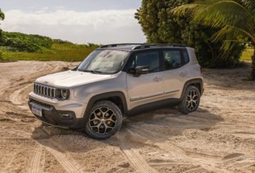 Foto frontal do Jeep Renegade Sahara 2025.