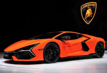 Foto frontal do Lamborghini Revuelto 2024.