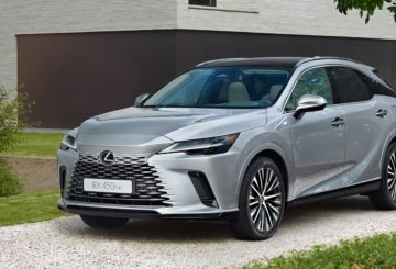 Foto frontal do Lexus RX 450h PHEV 2025;