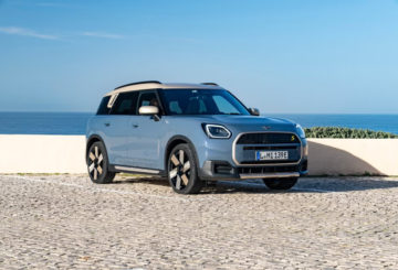 Foto frontal do MINI Countryman SE Exclusive 2025, exibindo toda a dianteira e a lateral do passageiro.