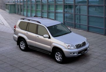 Foto exibindo a frente, lateral e teto do Toyota Land Cruiser Prado .