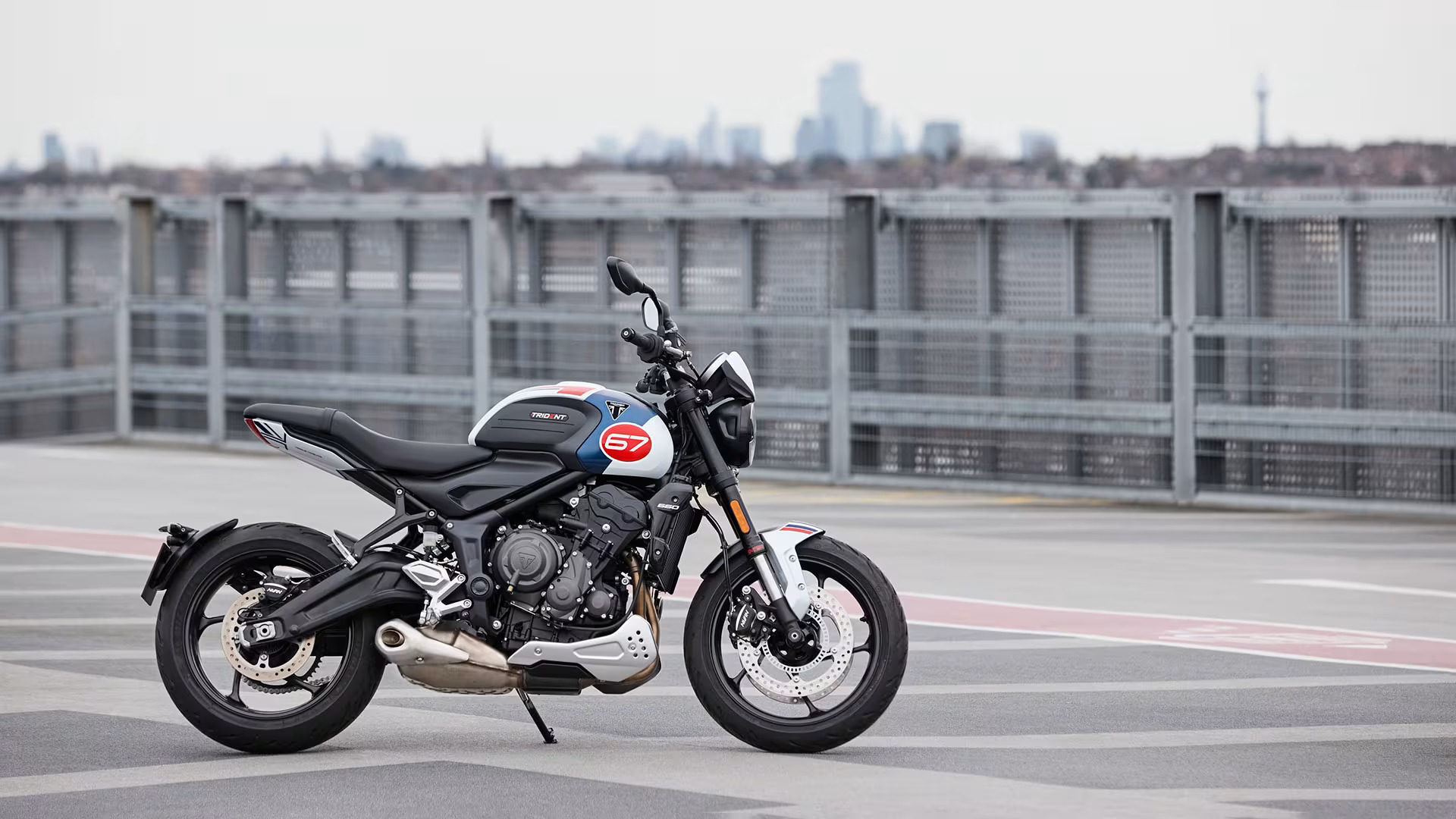 Foto lateral do Triumph Trident Tribute 2025.