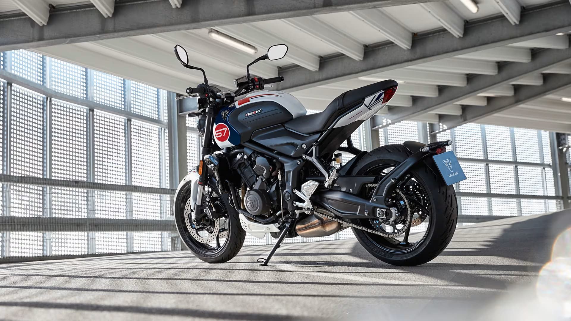 Foto traseira da Triumph Trident Tribute 2025.