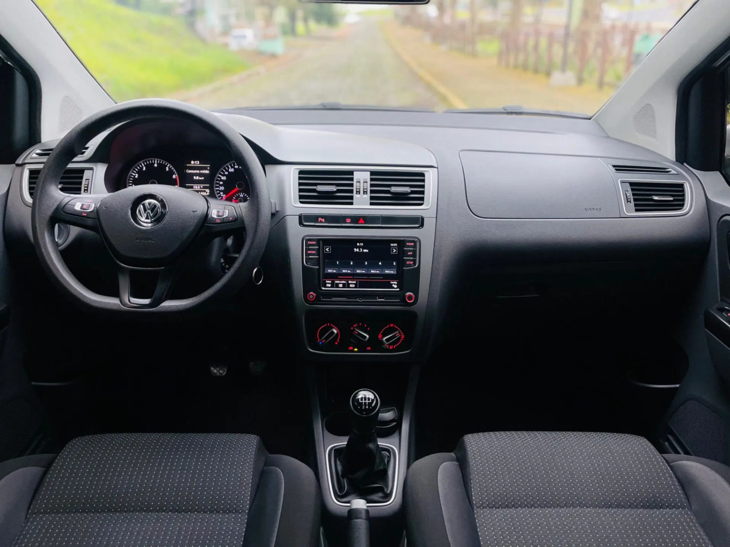 Foto interna do Volkswagen Spacefox 1.6 Trendline, exibindo o painel de ...