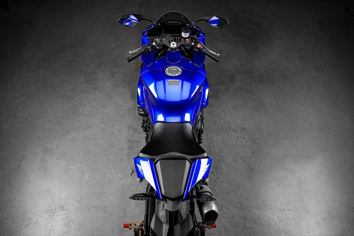 Foto exibindo a traseira e o banco da Yamaha R1 2024.