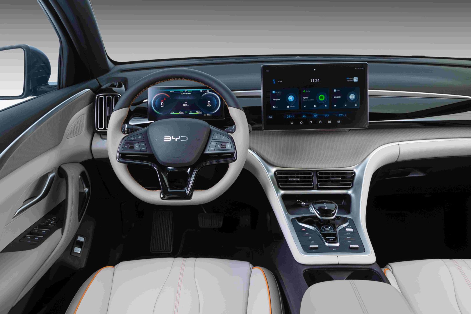 Foto interna do BYD Song Pro 2025, exibindo o painel de instrumentos digital, volante multifuncional e a central multimídia rotativa.