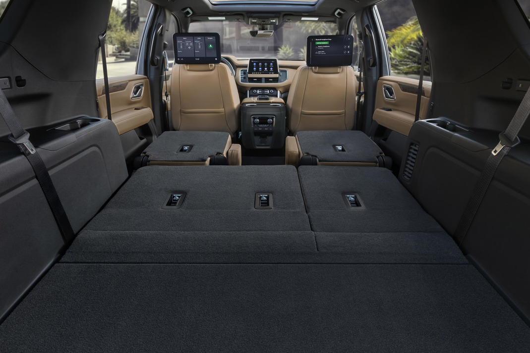 Foto dos bancos traseiros do Chevrolet Suburban Premier 2024 rebatidos.