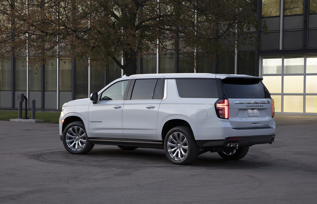 Foto traseira do Chevrolet Suburban Premier 2024, exibindo também a lateral do motorista.