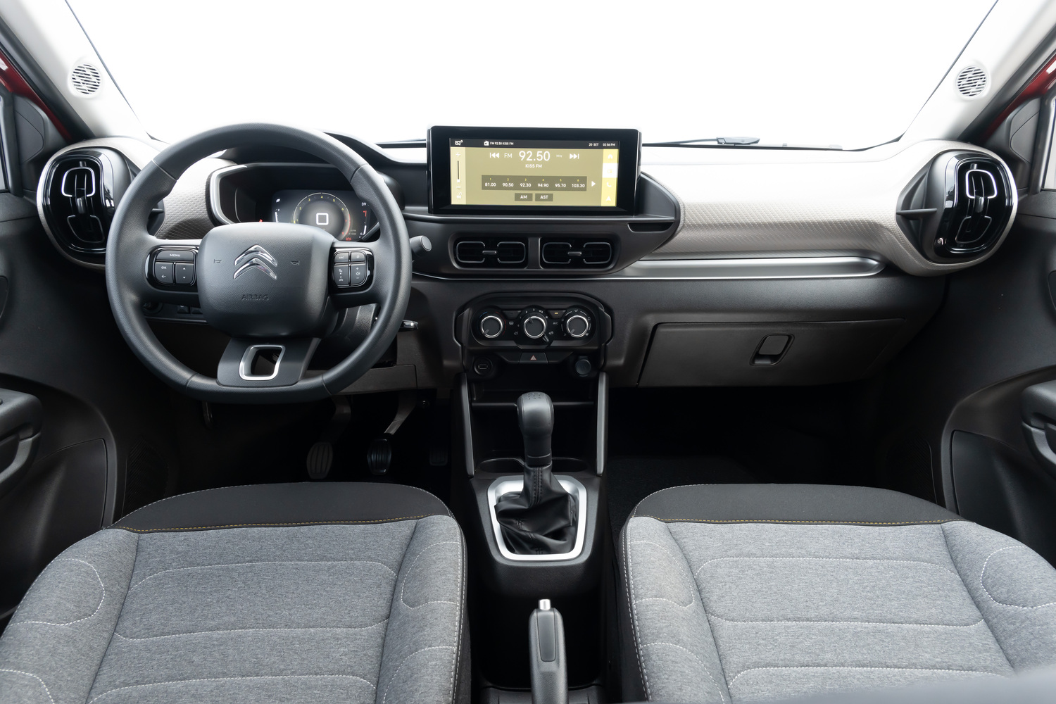 Foto interna do Citroen Basalt Feel 2025, exibindo o painel de instrumentos digital, volante multifuncional, central multimídia e parte dos bancos.
