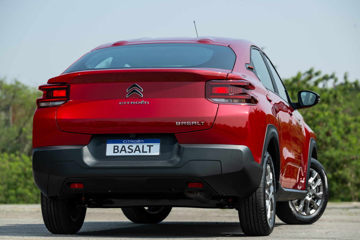 Foto traseira do Citroen Basalt Feel 2025.