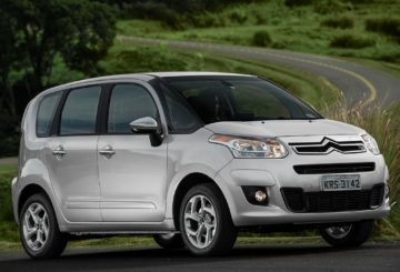 Foto frontal do Citroen C3 Picasso Tendance 1.6 AT (2013-2015), exibindo também a lateral do passageiro.