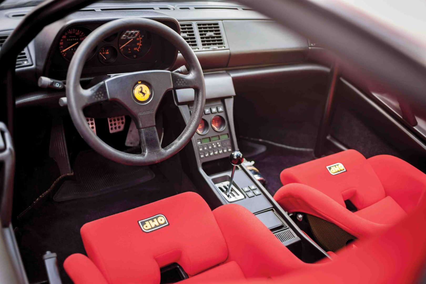 Foto interna da Ferrari 348 Challenge 1994, exibindo o painel de ...