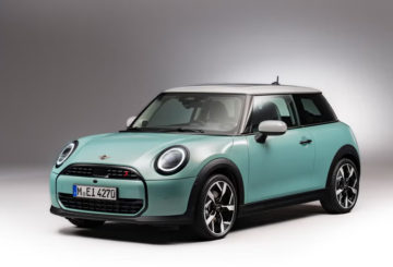 Foto frontal do Mini Cooper S Exclusive 2025.