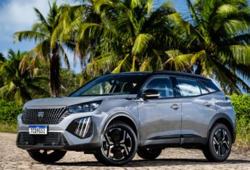 Foto frontal da Peugeot 2008 GT 2025.